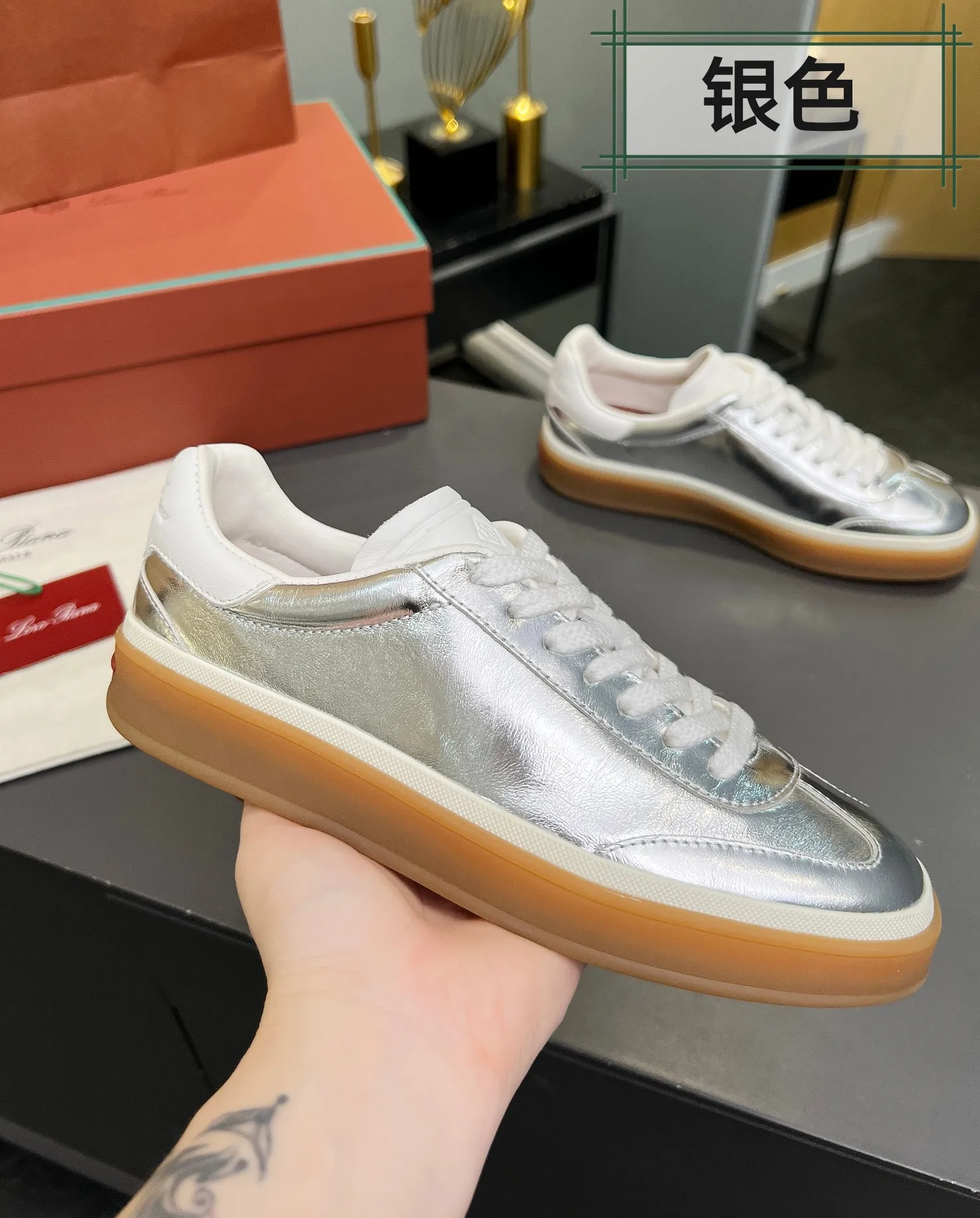 Men's shoes 💰600 purchasing agent, high version 🦅⛳️ Italy [Loro Piana] Tennis walk series LP couple's moral training shoes casual sports shoes sneakers 🎁🎁 Original purchase development and production This new suede tennis shoe adopts an ultra-low design, suitable for wearing all year round 👫👫 The wrapped sole creates an effortlessly attractive color combination that harmoniously blends functionality with understated style, making it the ideal shoe for urban wear. Soft calfskin tongue with Kummel color insert at the heel, cotton lace upper with embossed LP logo, cowhide suede sole, rubber-lined calfskin ✦Upper: imported first-layer cowhide➕customized original cowhide ✦lining: cowhide lining➕cowhide insole ✦sole: original molded TPR ultra-light outsole ✦packaging: original complete package ✦Female size: 35--40 ✦Male size: 39--45